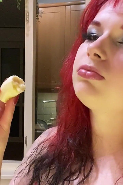 바나나를 먹고 섹스에 대해 생각