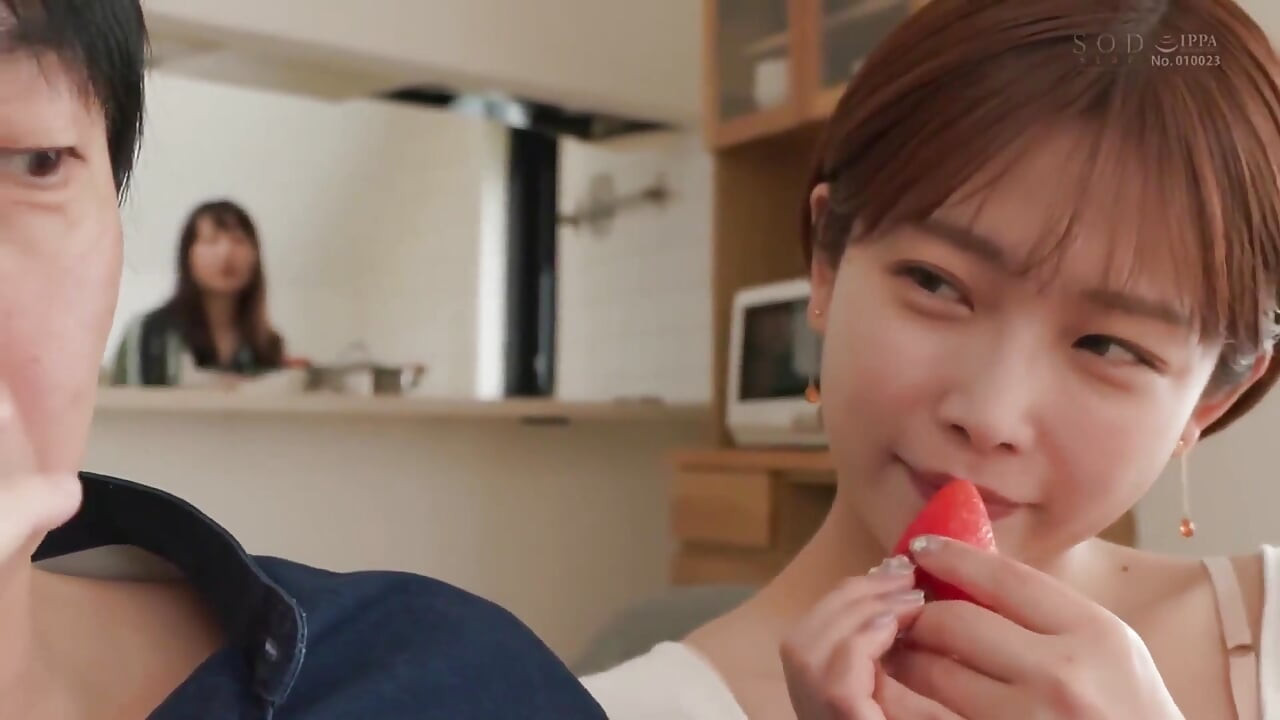 Занимайся сексом с симпатичной коллегой с короткой стрижкой, ее оральные секс-навыки действительно хороши. Часть.2