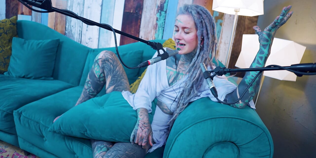 Hablo sobre H - Happiness - asmr podcast sfw hablando gótica flaca chica dreadlocks tatuada modelo chica tatuada