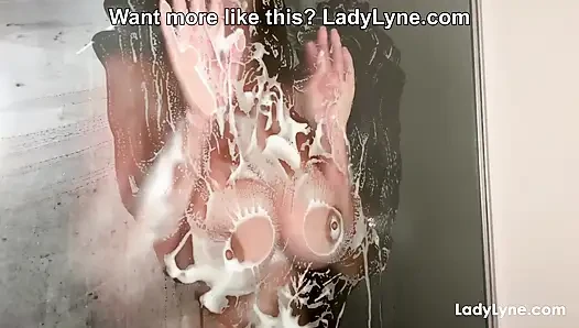 Жаль, что вы здесь! LadyLyne прижимает сисечки к стакану в душе