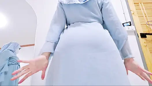 POV: Hijabi-mädchen mit dickem arsch, elegantes blaues Abaya necken.