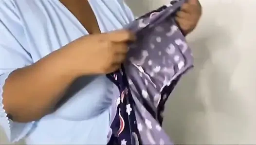 Aku ngeliat ibu tiriku pakai celana dalamnya dan berujung sama dia