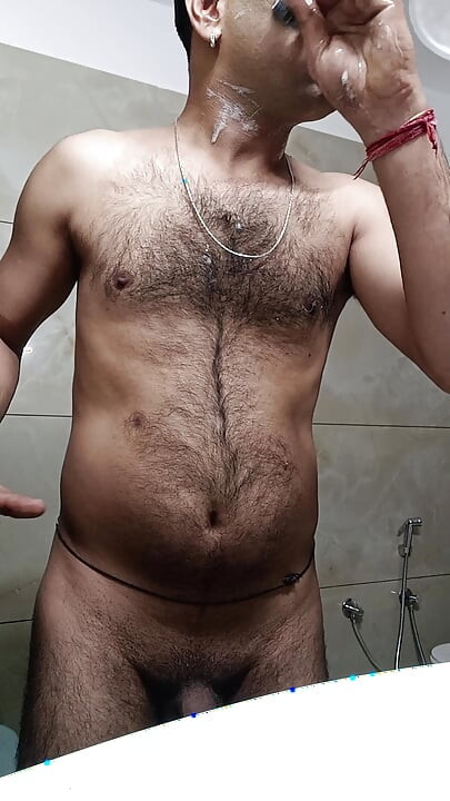 Indische politieagent krijgt een douche en een masterbation show