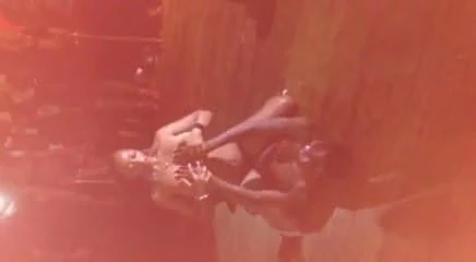 Un striptease super chaud en boite de la part d'une bombe