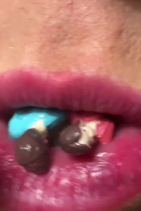Avalage de déesse baveuse : ma bouche est ta prison burpy