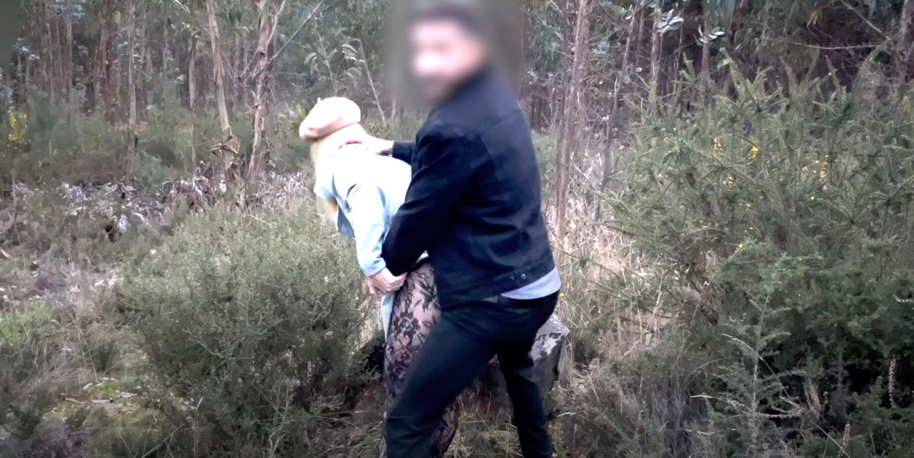 Het blondin tål inte att vara kåt och gav den våta fittan en spanking