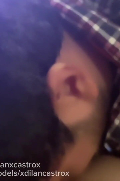 かわいいイケメンがGrindr Strangerのチンポに生ハメで乗り、彼の尻の中に中出し