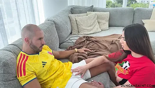 Tante seksi dengan toket besar mengundangku untuk ikutan pertandingan sepak bola