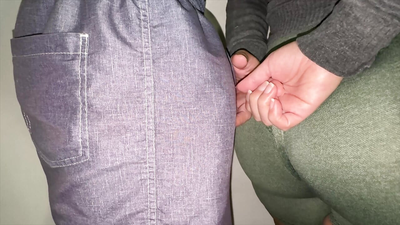 Przypadkowo dotyka wielkiego kutasa nieznajomego w kolejce