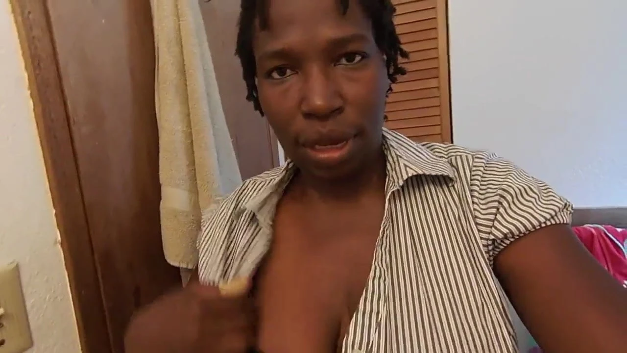 Grandes tetas ébano sacando leche de sus tetas hd