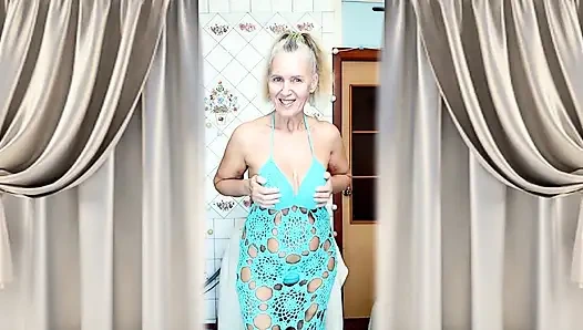 Горячая домохозяйка Лукерия в бирюзовом кружевном платье флиртует с тверкающими и стриптиз на кухне.