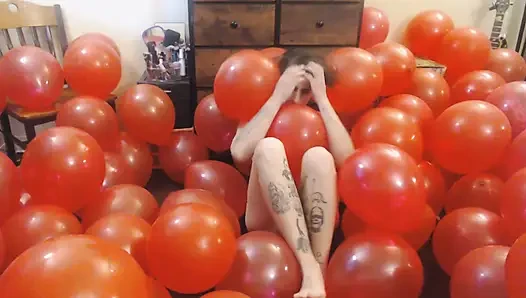 Großes bündel roter ballons nackt