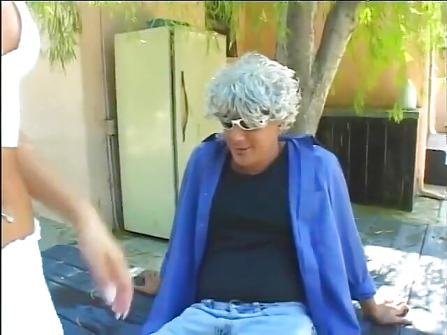 Man of curious sight seduces gorgeous exotical babe on the backyard