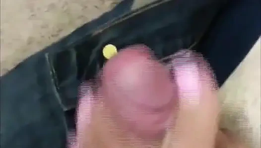 Footjob-session zu hause, Während der Fuß auf dem Boden liegt.