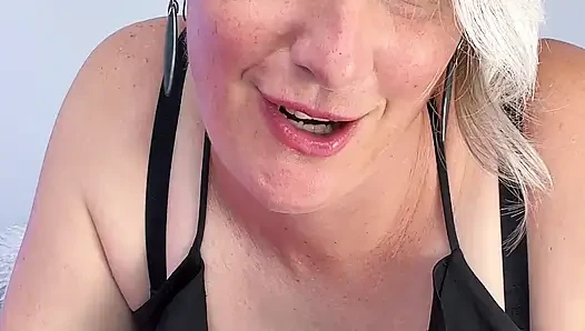 Tante seksi ini ngajarin aku caranya ngentot memekku sampai orgasme berjemur!