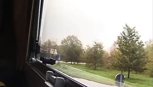 Siyah çoraplı sarışın iki adam tarafından sikiliyor