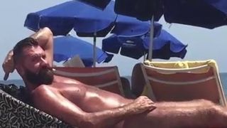 Str8 spia papà orso in spiaggia