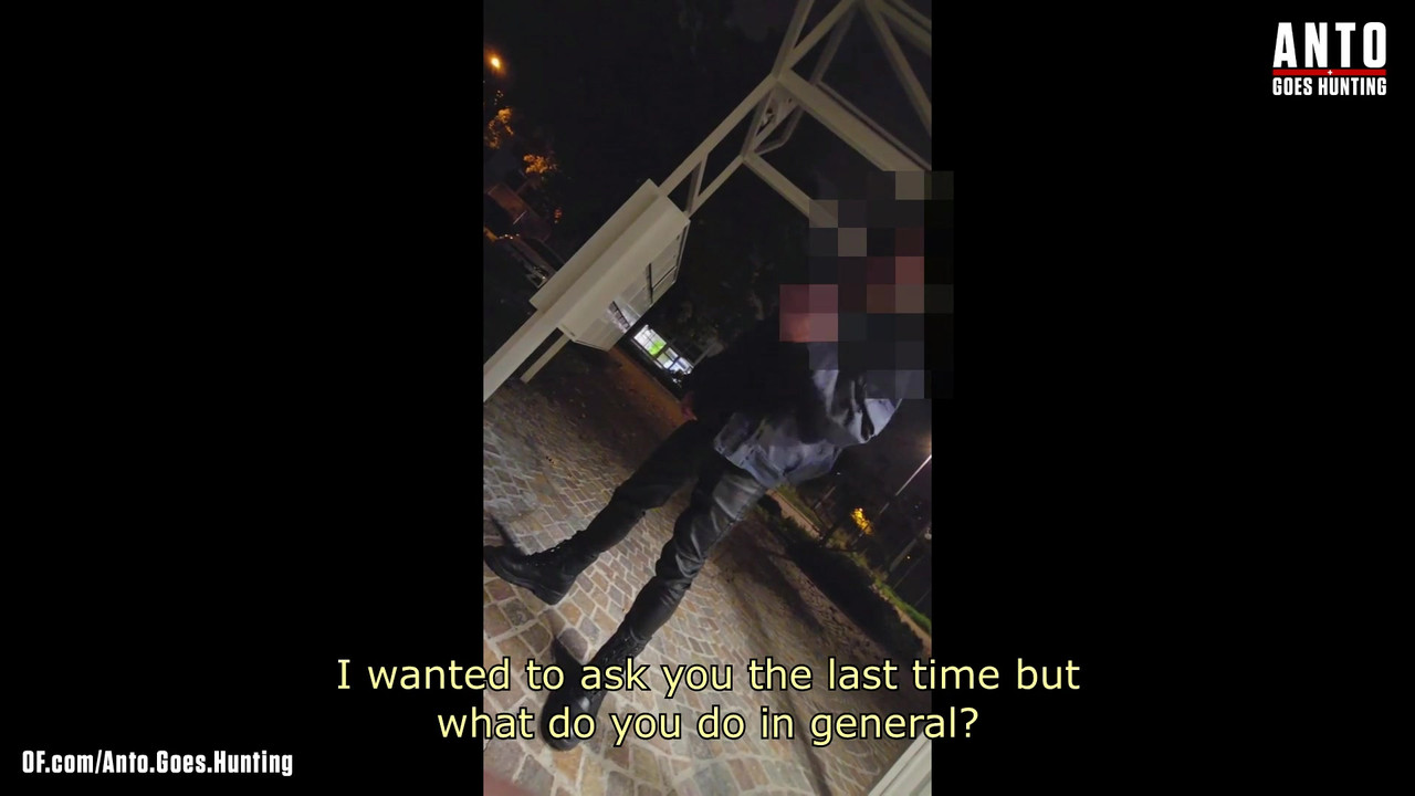 另一个保安走近并说服