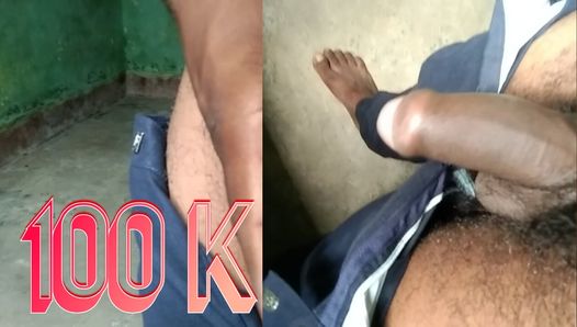 Ce mec gay indien adore sucer les grosses bites et se faire éjaculer sur le visage