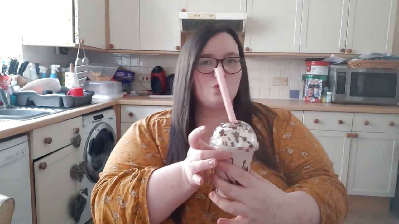 SSBBW vs Godzilla Burger en train de manger