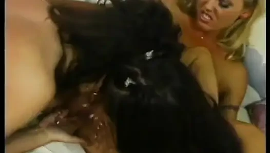 Aksi hot lesbian super hot yang saling muasin memek satu sama lain pakai dildo dan memek satu sama lain