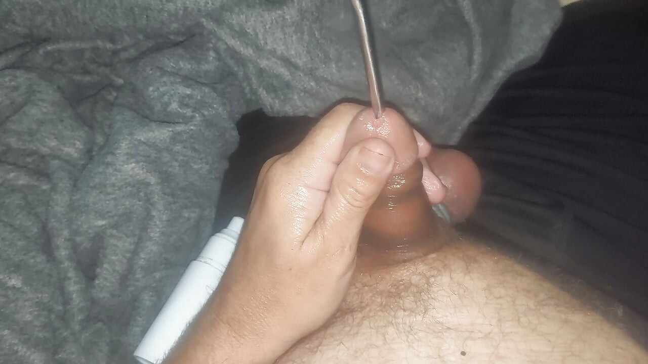 Edging jusqu’à l’éjaculation avec un son urétral inséré