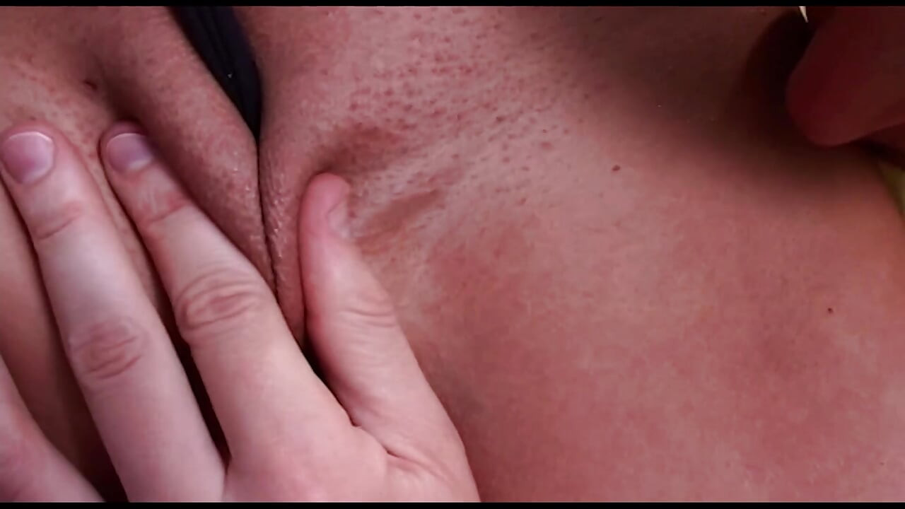 Memek cewek seksi dengan toket besar ini dientot habis-habisan sampai dicrot di dalam