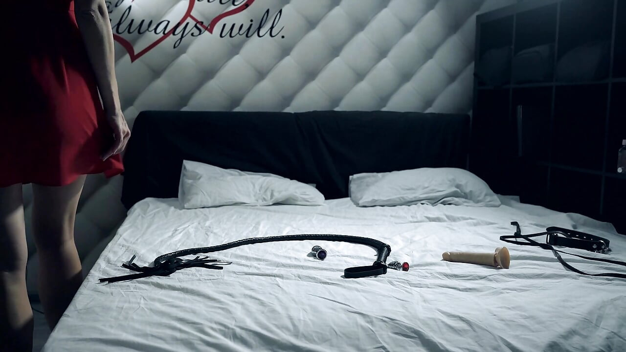 Zgodna robinja masturbira sa zadnjicom u dupetu. Neverovatna riba