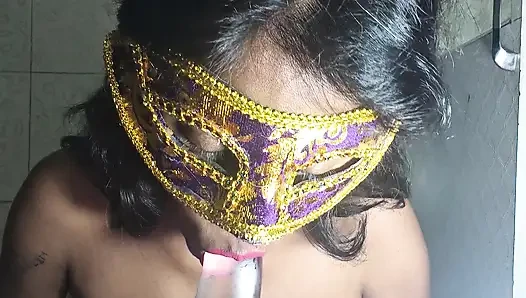 Istri India bermain dengan dildo