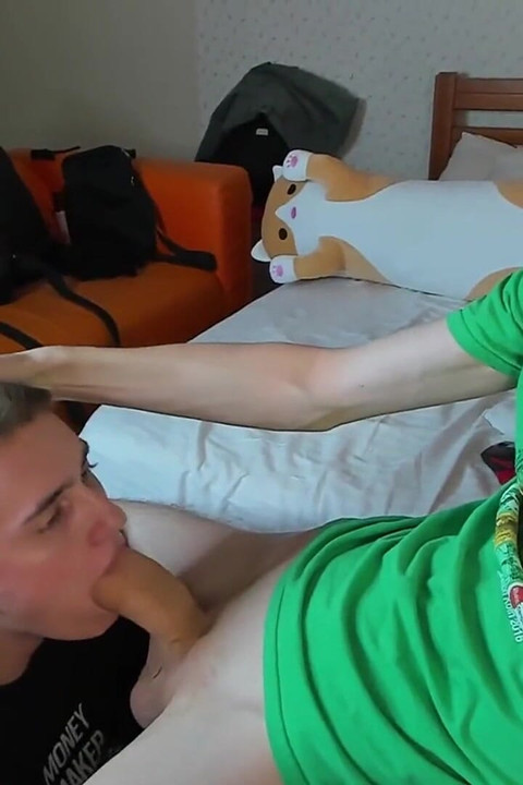 لقد خسر جدال والآن يمص زبي!