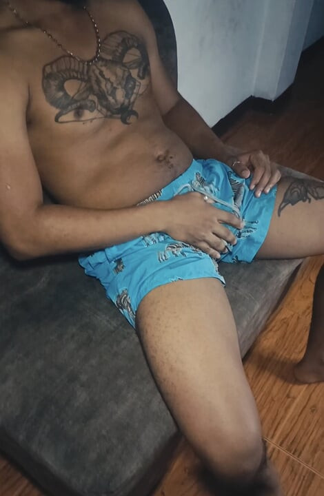 Молодой мужчина приходит к себе домой, чтобы помастурбировать и пальцами до приезда его напарника