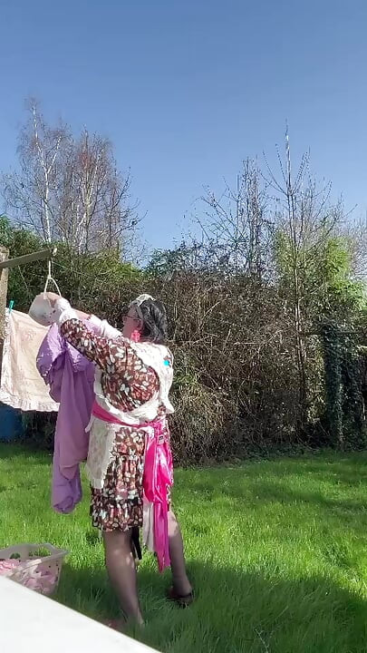 穿著女僕園丁裝掛衣服