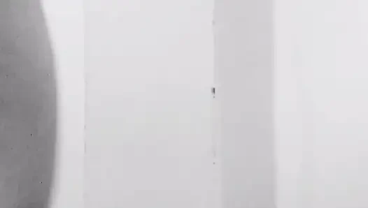 Молодой мужчина не замечает камеру