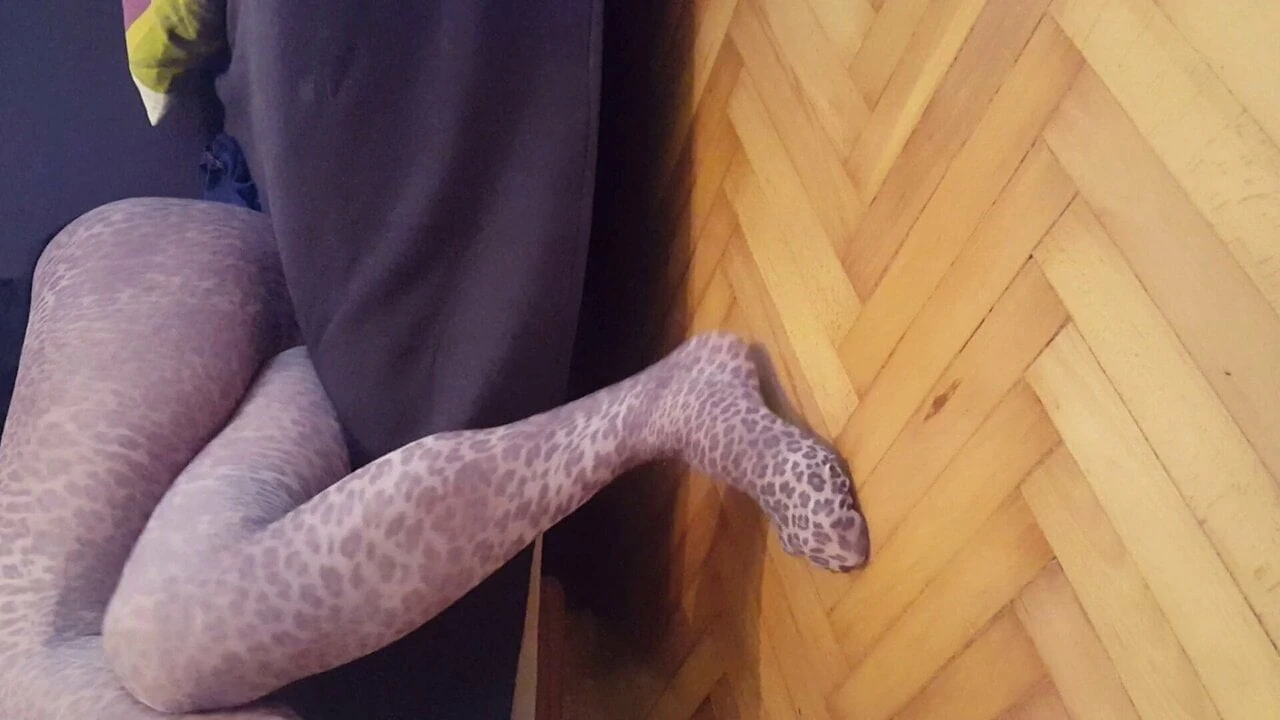 Ma tapette clito dans de nouveaux collants