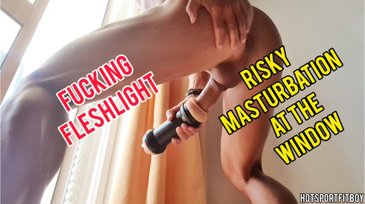 Masturbación arriesgada en la ventana - Follando con mi Fleshlight hasta correrme dentro