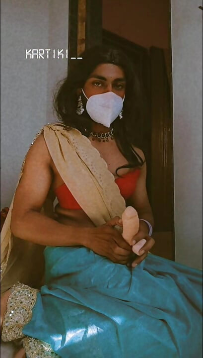 Crossdresser India lagi asik seks anal pakai dildo ukuran raksasa