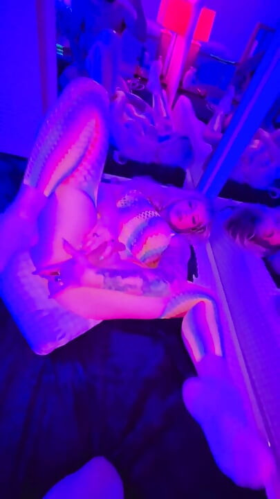 네온 바디스타킹을 입은 TS Diana Deelight와 69자세로 POV 도기 스타일 크림파이, 양말 착용.