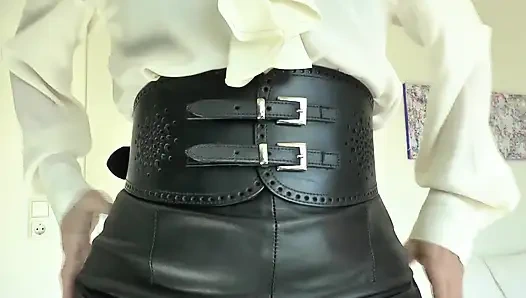 Широкие тугие ремни, часть 76, дама Victoria Valente