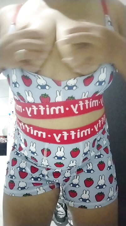 Milf Filipina Seksi, Bermain Dalam Bra & Seluar Dalam Miffy-Nya