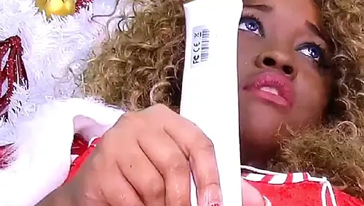 Acemi Nina Rivera Noel ağacının altında yeni oyuncağıyla oynuyor