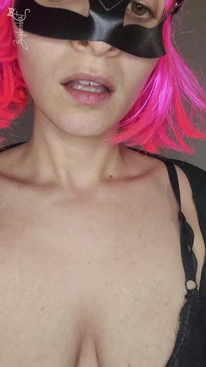 ได้ยินเสียงครางของฉันขณะที่ฉันช่วยตัวเองด้วยหน้ากากคิตตี้และนมของฉัน