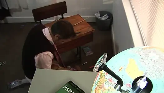 Azgın genç kız öğretmenini baştan çıkarıyor ve sürekli sikişiyor