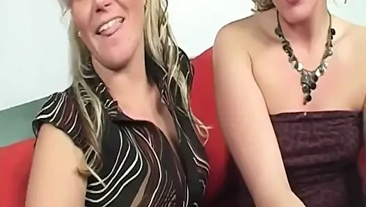 Geile MILfs fingern sich gegenseitig tief auf roter couch