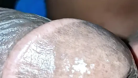 Hintli evli kadın kocasının yarağını emiyor ve ağzına boşalıyor