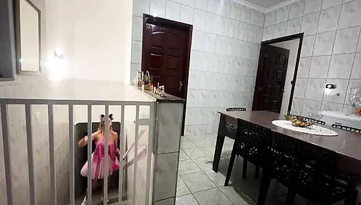 Шаловливая падчерица позволяет ему снять одежду, чтобы они могли ложиться в постель.