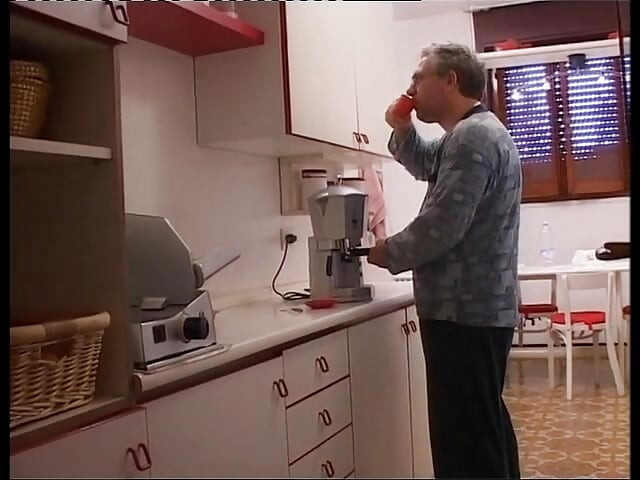 गंदे डैडी रसोई में अपनी सौतेली बेटी पर मारते हैं