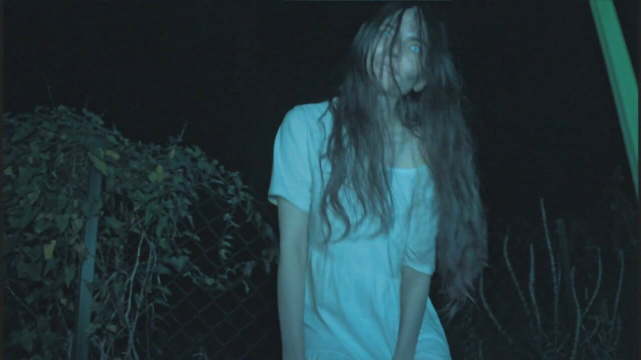 Parodia di halloween - ragazza inquietante del video teletrasporto fidanzato e lo scopa mentre la fidanzata guarda