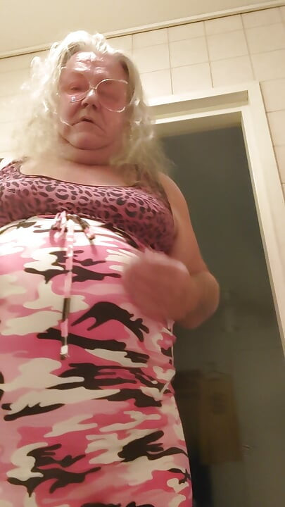 FORRÓ FÜRDŐSZOBÁS MASZTURBÁLÁS, DILDO, KÖVÉR HAS, KICSI CSIKLÓ, VIBRÁTOR, VALÓDI CICIK