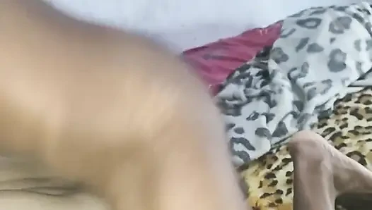 Istri sange ini ngentot pacarnya sambil tersenyum sama suaminya setelah minum susu raksasa pria kulit hitam