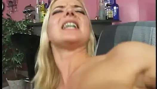 Mega ateşli sarışın göt deliğini sert siktiriyor